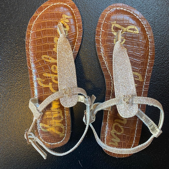 NWOT Gold Glitter GIGI Charm Kids Sandal Size 3 - Picture 2 of 4